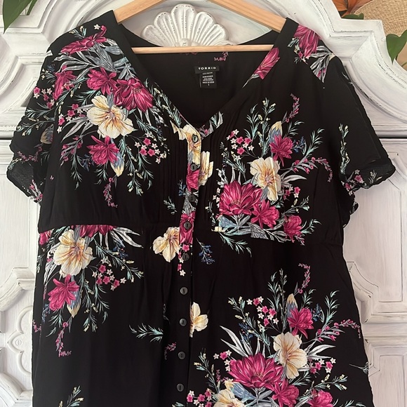 Torrid Black and Purple Floral Button-down Babydoll Top With Side Drawstring 1X - Picture 4 of 9